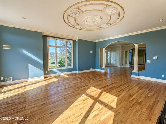Empty room, Interior, Recessed Lighting, Wood Texture Flooring