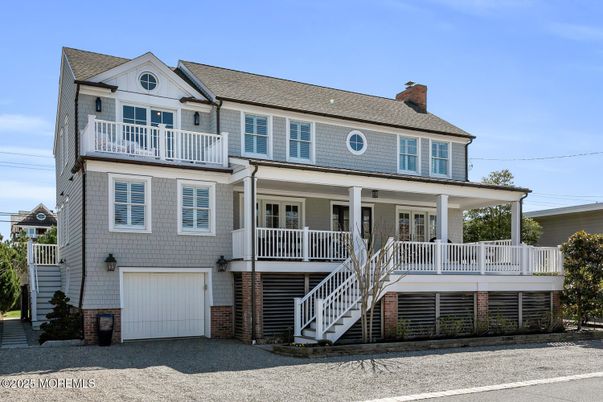 Attached, Exterior, Facade, Queen Anne Victorian