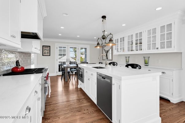 Dining room, Interior, Kitchen, Pendant Lights, Recessed Lighting, Wood Texture Flooring