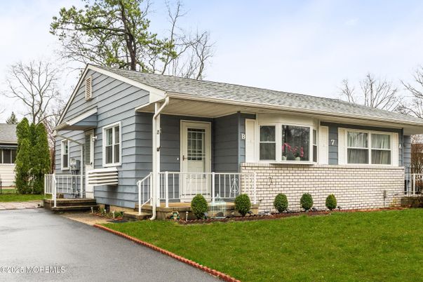 Exterior, Facade, Ranch