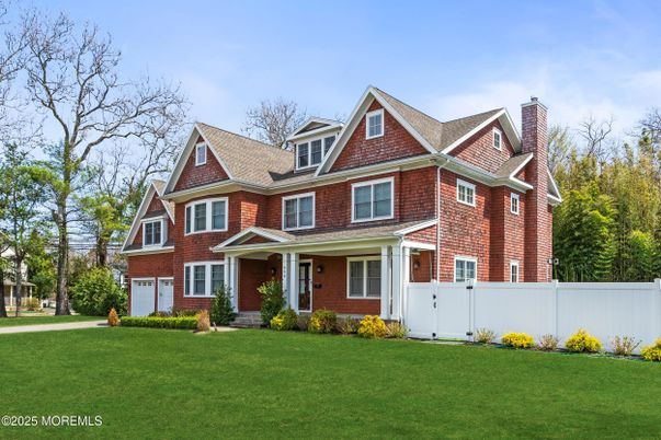 Attached, Exterior, Facade, Brick Facade, Queen Anne Victorian