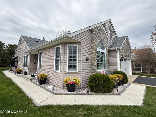 Attached, Exterior, Facade, Cape Cod