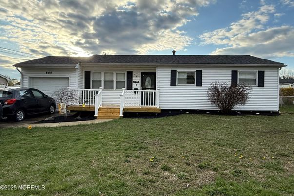 Attached, Exterior, Facade, Cape Cod