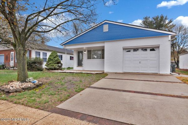 Attached, Exterior, Facade, Ranch