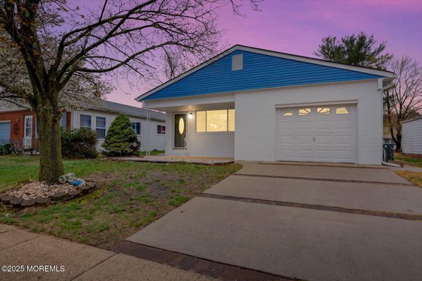 Attached, Exterior, Facade, Ranch