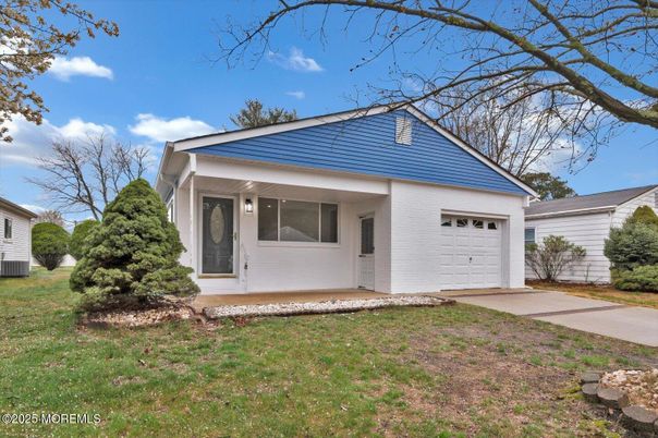 Attached, Exterior, Facade, Ranch