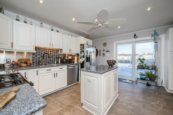 Interior, Kitchen, Recessed Lighting, Water