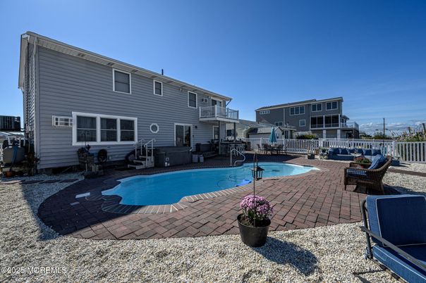 Exterior, Pool