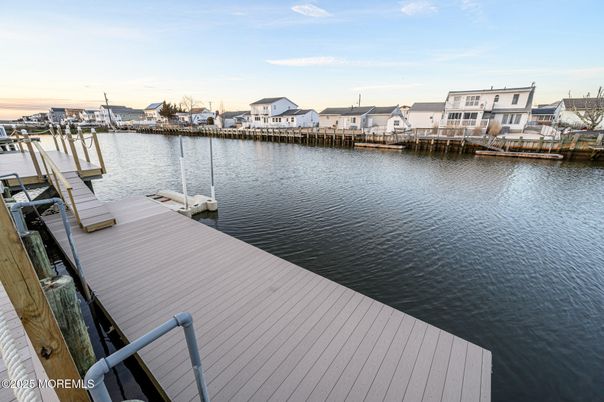 Exterior, Lake