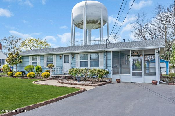 Exterior, Facade, Ranch