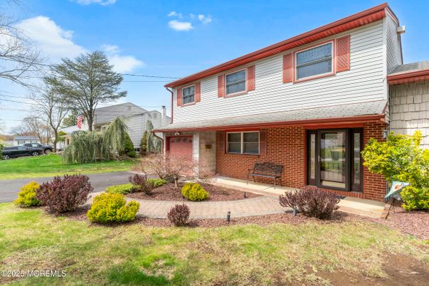 Attached, Exterior, Facade, Brick Facade, Split Level
