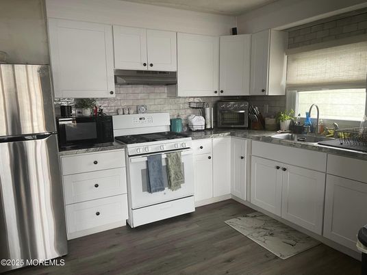 Interior, Kitchen, Stainless Steel Appliances, Wood Texture Flooring