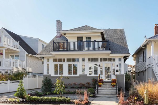 Exterior, Facade, Queen Anne Victorian