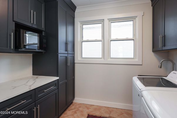 Interior, Kitchen, Washer, Wood Texture Flooring