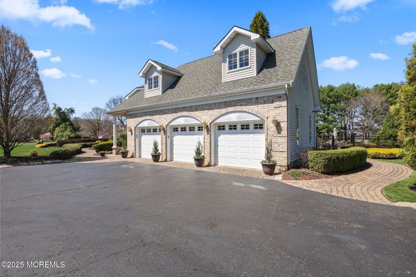 Attached, Exterior, Facade, Cape Cod