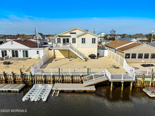 Exterior, Lake
