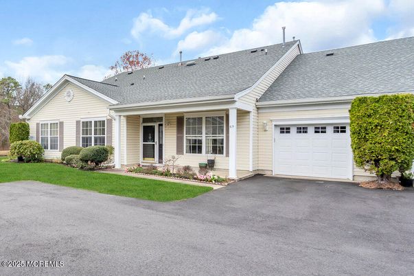 Attached, Exterior, Facade, Ranch