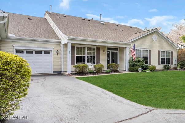 Attached, Exterior, Facade, Ranch