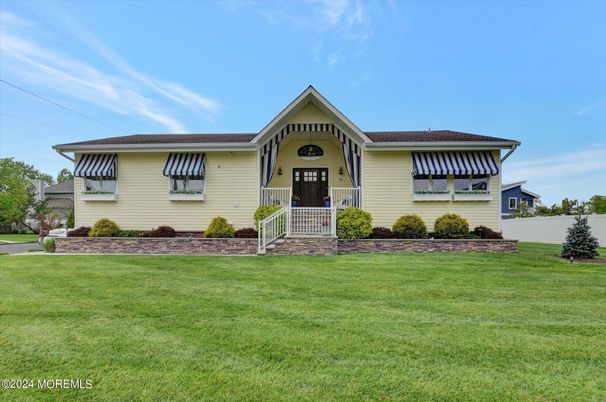 Backyard, Exterior, Facade, Ranch
