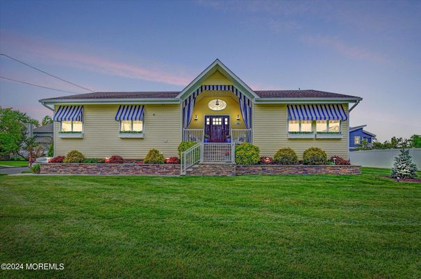 Backyard, Exterior, Facade, Queen Anne Victorian