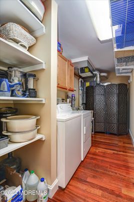 Interior, Washer, Wood Texture Flooring