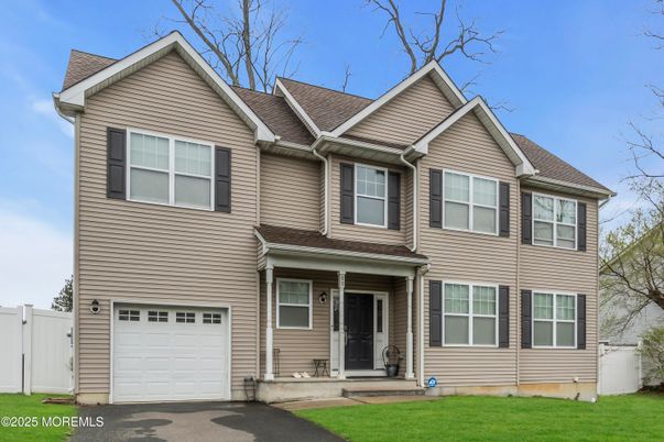 Attached, Exterior, Facade, Brick Traditional