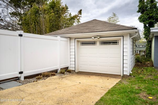 Detached Garage, Exterior