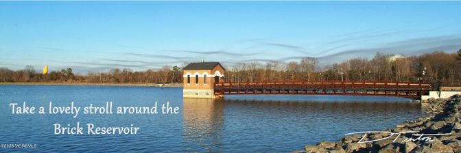 Exterior, Lake