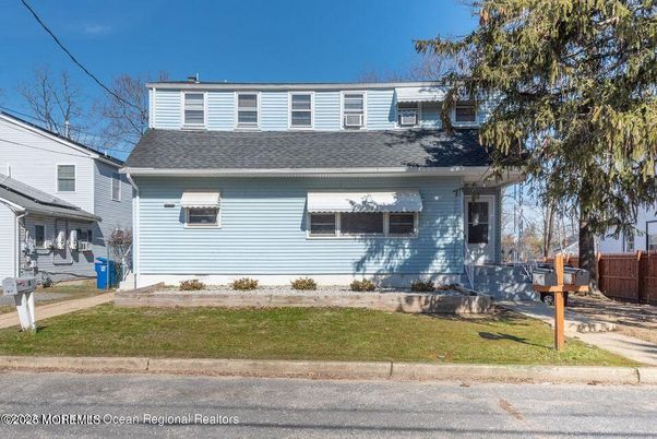 Exterior, Facade, Cape Cod