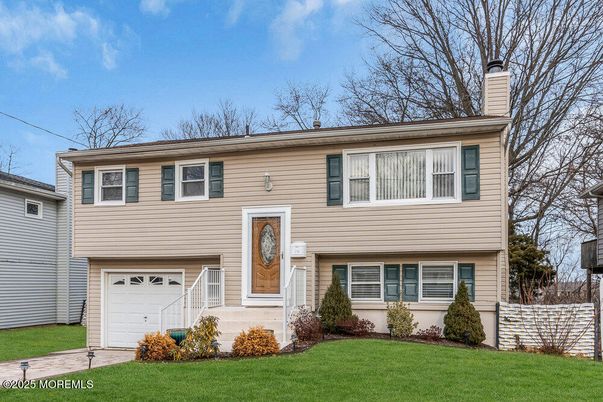 Attached, Exterior, Facade, Raised Ranch