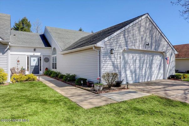 Attached, Exterior, Facade, Cape Cod