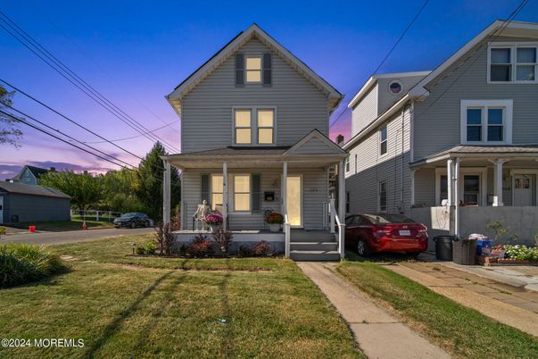 Exterior, Facade, Queen Anne Victorian
