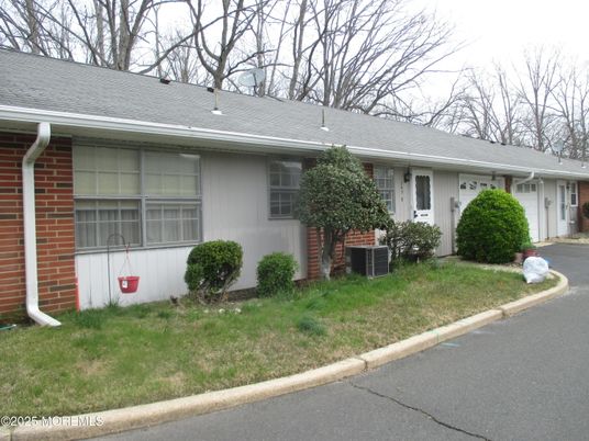 Exterior, Facade, Brick Facade, Ranch