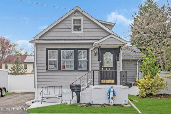 Exterior, Facade, Queen Anne Victorian