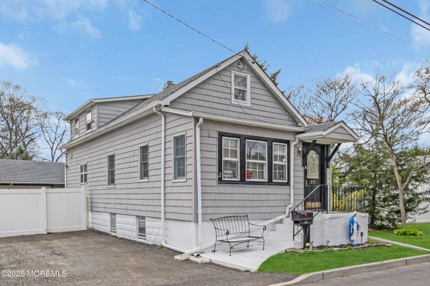 Exterior, Facade, Queen Anne Victorian