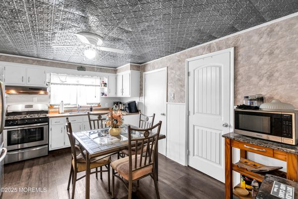 Dining room, Interior, Kitchen, Stainless Steel Appliances, Wood Texture Flooring
