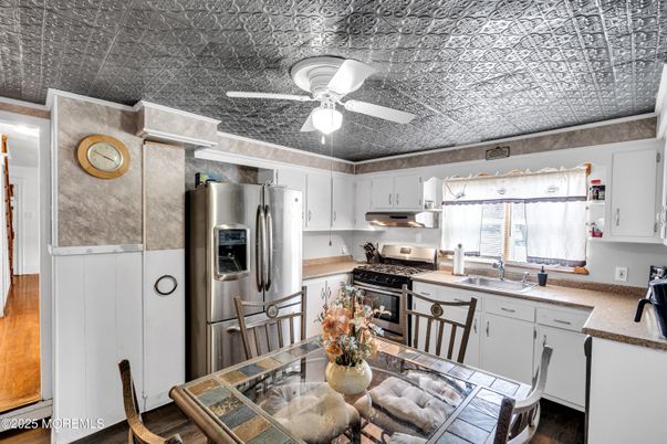 Dining room, Interior, Kitchen, Stainless Steel Appliances, Wood Texture Flooring