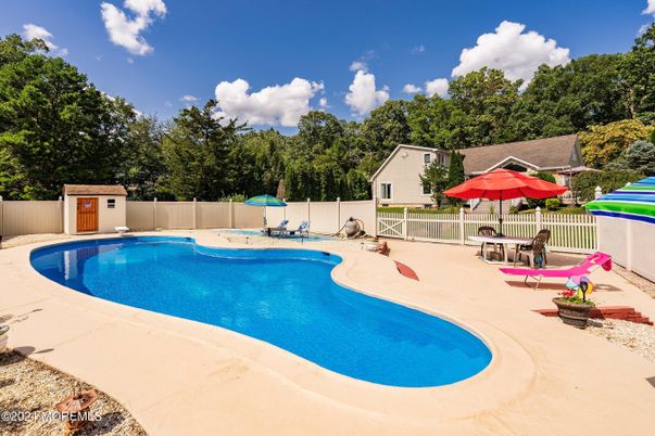 Exterior, Pool