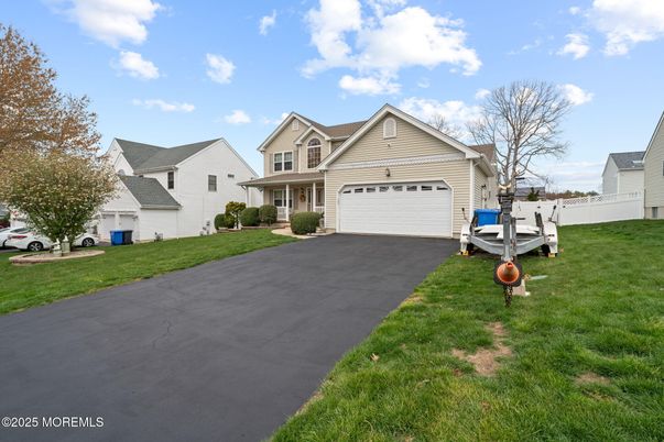 Attached, Exterior, Facade, Cape Cod