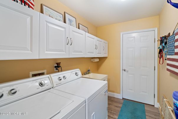 Interior, Washer, Wood Texture Flooring