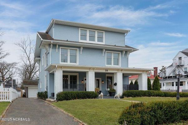 Exterior, Facade, American Foursquare