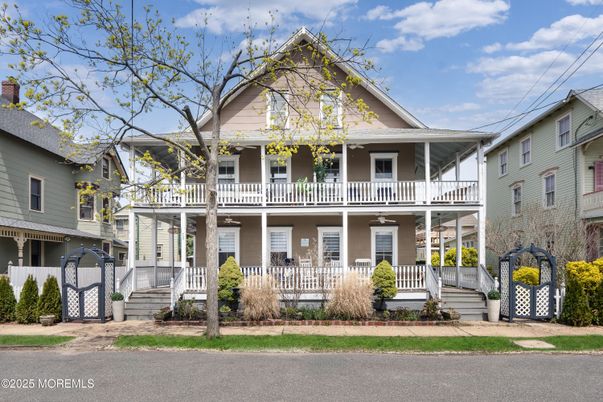 Exterior, Facade, Queen Anne Victorian