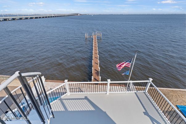 Exterior, Lake