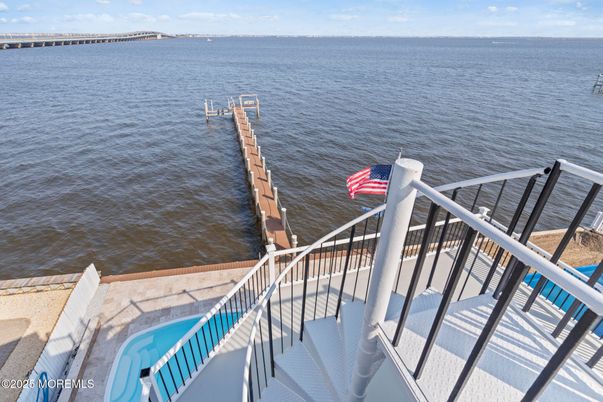 Exterior, Lake