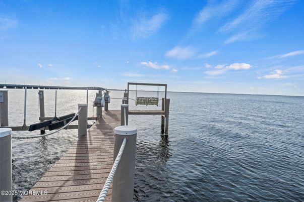 Exterior, Lake