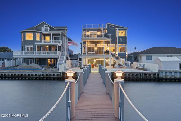 Exterior, Lake