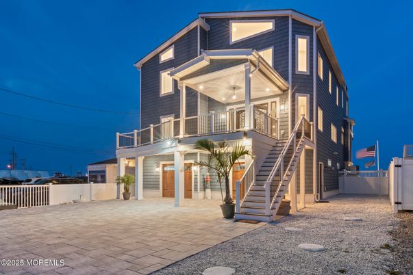 Exterior, Facade, Modern