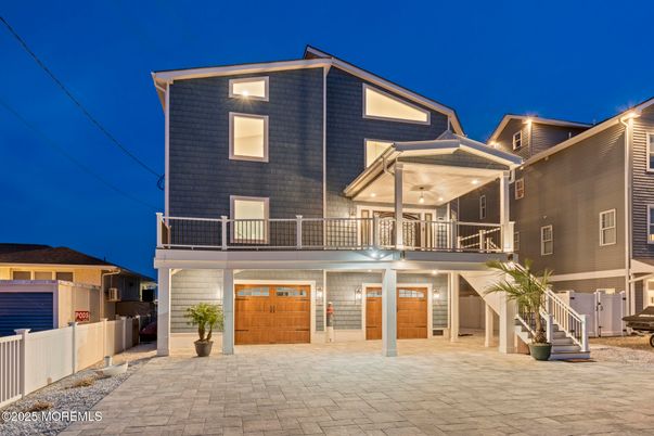 Attached, Exterior, Facade, Modern