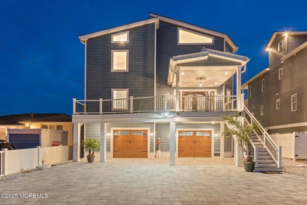 Attached, Exterior, Facade, Modern