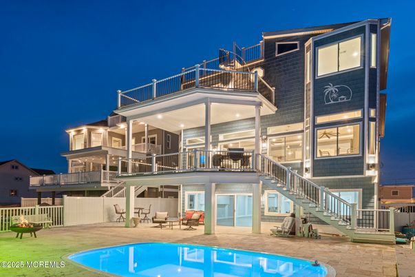Exterior, Facade, Pool, Modern